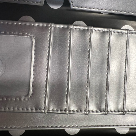 Disney Mickey Mouse clutch purse 👜 NEW has check book pocket and credit card ✅ - Picture 5 of 7